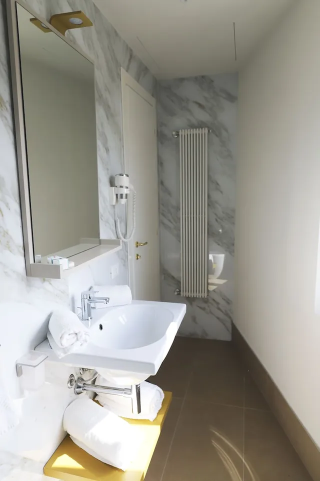 غرفة بسرير مزدوج بإطلالة على البحيرة بشرفة، Hotel Fonte Boiola 5/5