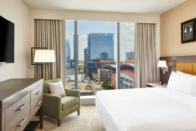 جناح بسرير كينج مع أريكة، Embassy Suites by Hilton Nashville Downtown Convention Center 2/5