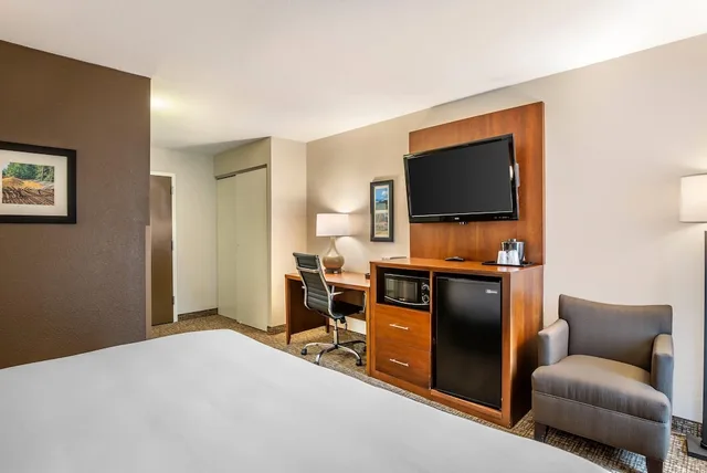 غرفة قياسية بسرير كينج، Comfort Inn Petersburg Fort Lee Area 7/10