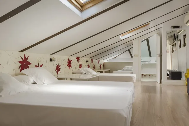 Room, 4 Beds, Two Extra Beds، EL HOSTAL PUERTA BISAGRA. 4/9
