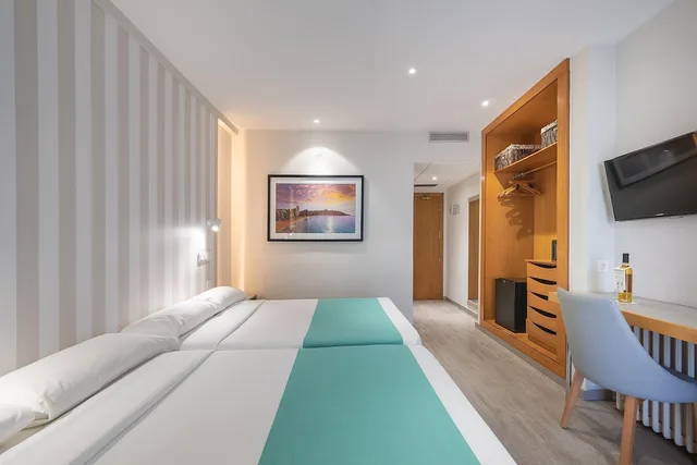 غرفة بسرير مزدوج بإطلالة على المدينة بشرفة، Poseidon Resort 1/9