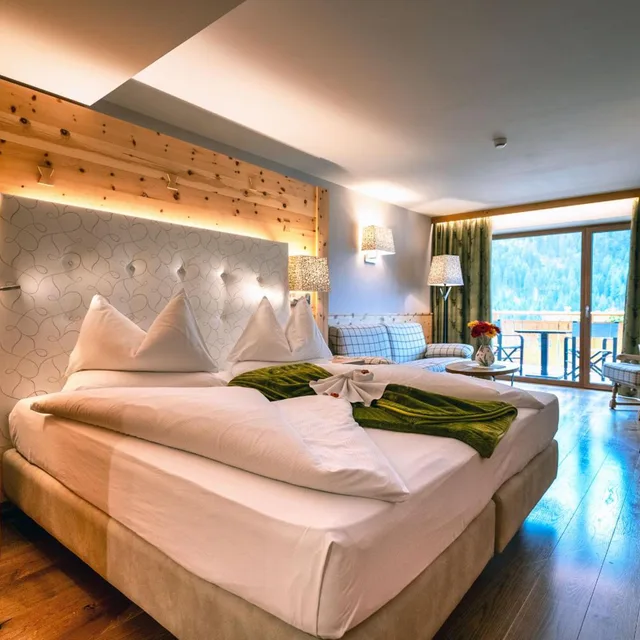 جناح جونيور، Hotel Cesa Tyrol 3/10
