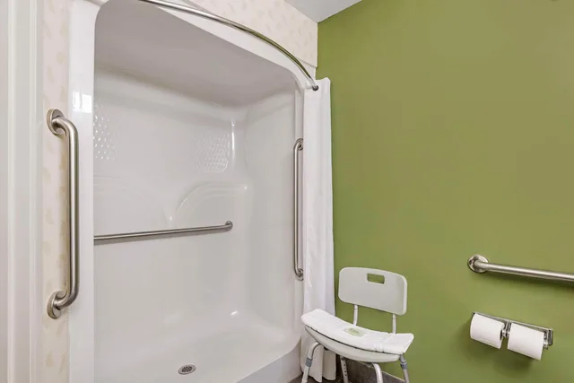 غرفة رباعية بسريرين كوين لذوي الإعاقة، Sleep Inn & Suites Charles City 6/6