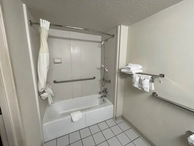 غرفة أساسية بسرير كينج لذوي الإعاقة، Quality Inn Fort Smith I-540 3/3