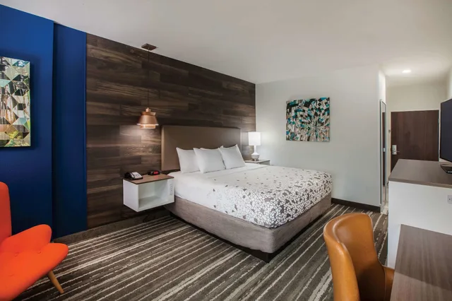 غرفة ديلوكس بسرير كينج، La Quinta Inn Suites By Wyndham Owasso 3/7