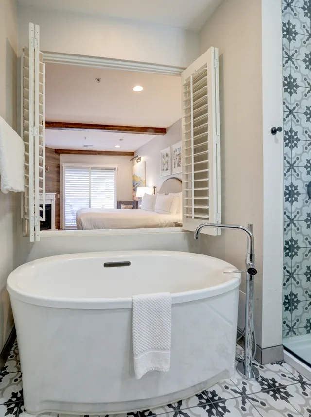 غرفة بسرير كينج بشرفة مع أريكة بحوض استحمام، The Lodge at Healdsburg, tapestry Collection by Hilton 4/6