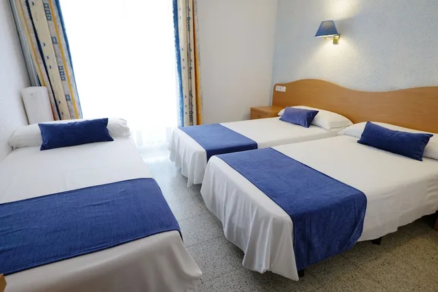 غرفة بثلاثة أسرّة بإطلالة على البحر مع سرير إضافي، Hotel Internacional Calella 3/10