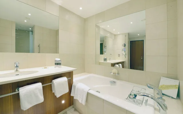 غرفة بريميير بسرير كينج، Vignette Collection Canary Riverside Plaza London by IHG 6/6