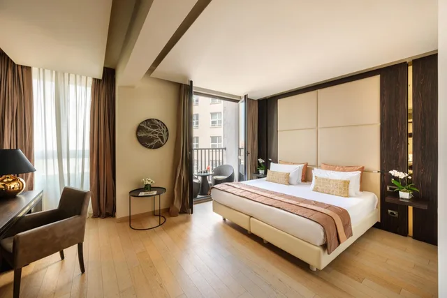 غرفة ديلوكس بسرير مزدوج بشرفة، Hotel The Square Milano Duomo 2/4