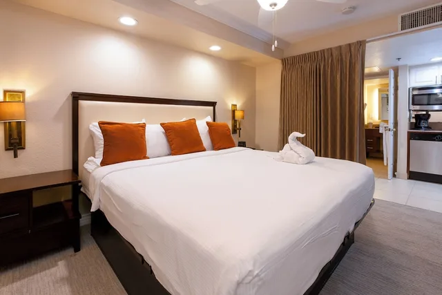 شقة سكنية بسرير كوين بغرفة نوم واحدة مع أريكة بمطبخ صغير، Coronado Beach Resort 1/10