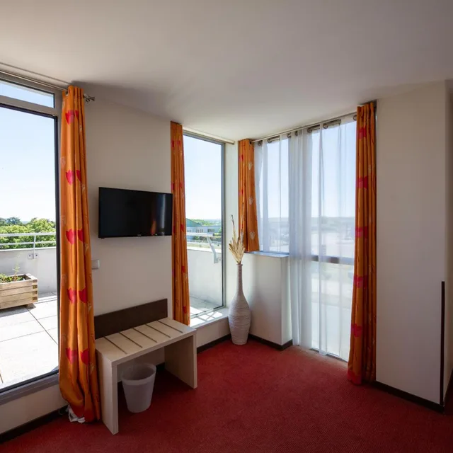 غرفة ديلوكس بسرير مزدوج بشرفة، Citotel Hostellerie Saint Vincent Beauvais 7/10
