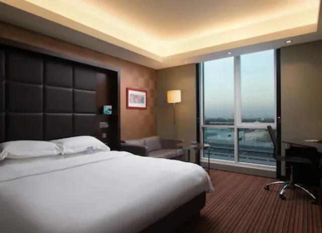 غرفة بريميوم بسرير كينج، Radisson Blu Hotel Dubai Media City 4/8
