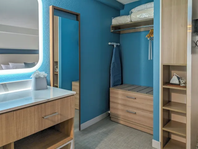 غرفة بسرير كينج مع أريكة بمطبخ، Homewood Suites by Hilton Oklahoma City Airport 10/10