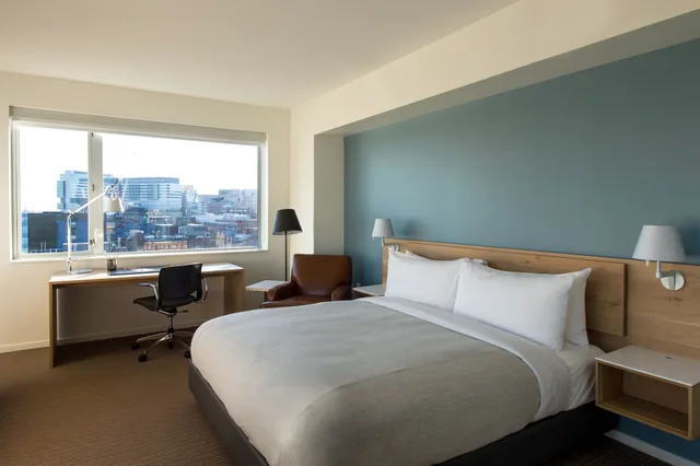غرفة ديلوكس بسرير كينج، The Study Hotel at University City 2/8