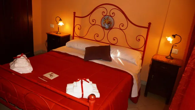 Room, Queen Bed, Lucca Charm 1/10