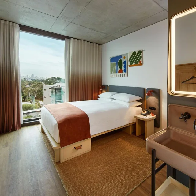 غرفة بسرير كينج وسرير كوين، Moxy Sydney Airport 5/10