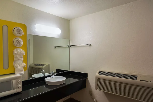 غرفة قياسية بسرير كينج، Motel6 Wenatchee, WA 8/8