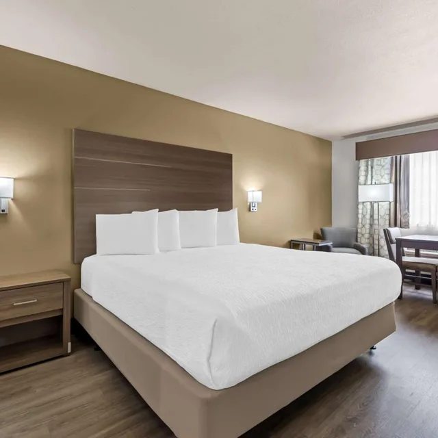 غرفة بسرير كينج بحوض استحمام لذوي الإعاقة، Best Western Plus Caldwell Inn & Suites 6/9