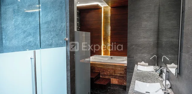 غرفة رئاسية بسرير كينج وسريرين كوين بغرفتي نوم مع أريكة، Hotel and Spa Mansion Solis by Hotsson 4/4