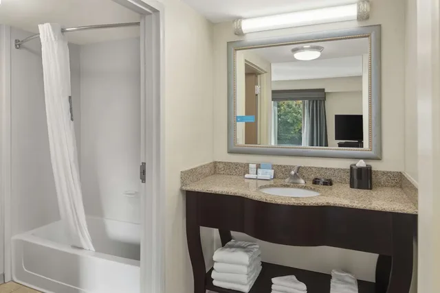 غرفة صغيرة بسرير كينج بشرفة مع أريكة، Hampton Inn Fairhopemobile Bay 4/5