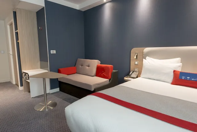 غرفة قياسية بسرير مزدوج مع أريكة، Holiday Inn Express Paris Velizy 6/10