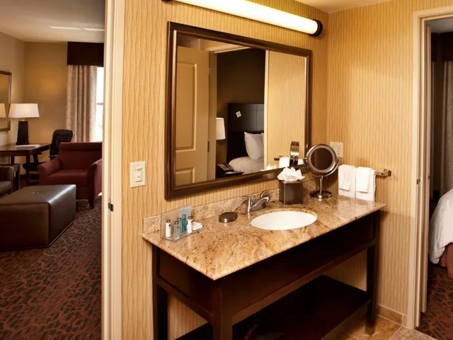 جناح بسرير كينج بشرفة بغرفة نوم واحدة مع أريكة، Hampton Inn Marquette/Waterfront 2/2