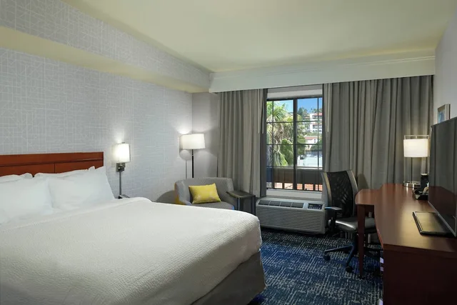غرفة بسرير كينج مع أريكة، Courtyard San Diego Old Town 1/3