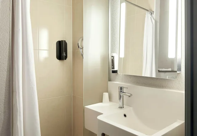 غرفة بسريرين منفصلين، B&B Hotel Paris Le Bourget 4/4