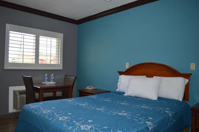 غرفة قياسية بسرير كوين، Eagle Inn Motel 1/3