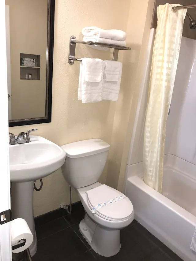 استوديو ديلوكس بسريرين مزدوجين، Lamplighter Motel 5/9