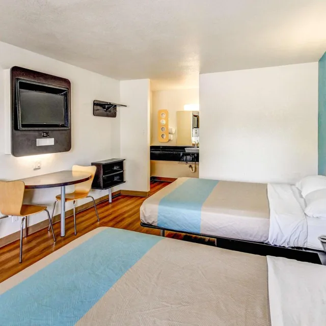2 Queen Beds - Mobility Accessible Tub Nsmk، Motel6 Waco, TX - Lacy Lakeview 2/5
