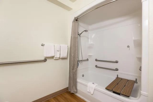 1 Full Bed Premium, Micfridge، Motel6 Orlando, FL - International Dr 9/9