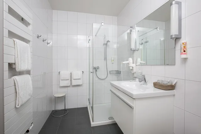 جناح جونيور، IBIS LOCARNO 4/4