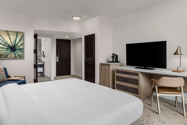 استوديو تقليدي بسريرين كوين لذوي الإعاقة، The Cassara Carlsbad Tapestry Collection By Hilton 4/7