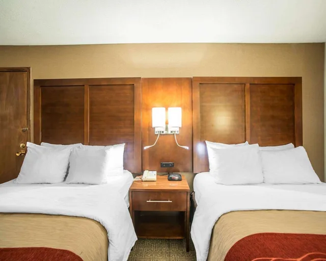 غرفة بسريرين مزدوجين، Quality Inn & Suites Boonville - Columbia 2/2