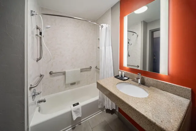 غرفة بسريرين كوين لذوي الإعاقة، La Quinta Inn & Suites by Wyndham Oklahoma City - Moore 7/8
