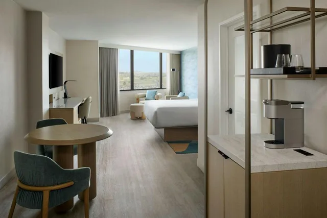 غرفة كلوب تنفيذية بسرير كينج مع دخول صالة النادي، Toronto Airport Marriott 3/5