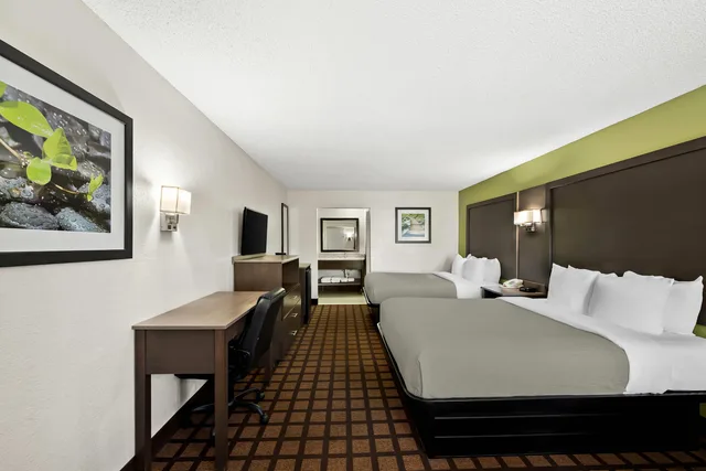 غرفة بسريرين كوين للمدخنين، Quality Inn Raeford, NC 1/4