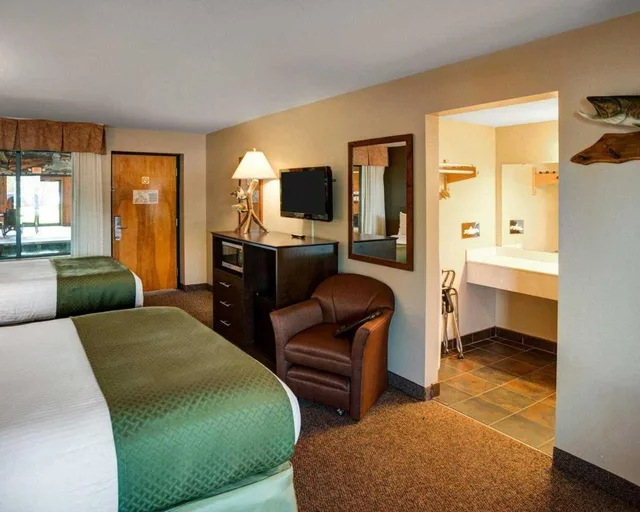 Room, 2 Queen Beds, Pool View, Quality Inn Ashland Lake Superior 5/5