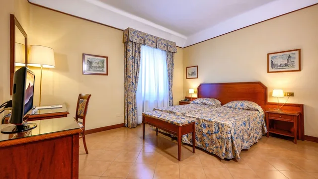 Room, Twin Beds, Albergo Reggio 1/5
