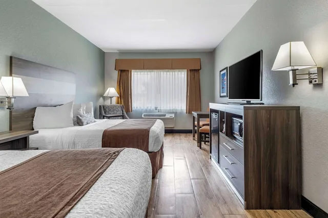 غرفة قياسية بسريرين كوين، Best Western Plus Victoria Inn & Suites 3/6