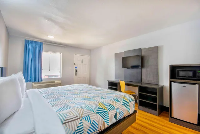 غرفة بسرير كينج للمدخنين، Motel6 Sulphur, LA 4/10