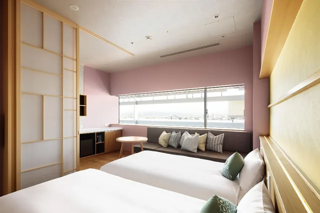 غرفة بسريرين منفصلين مع أريكة، OMO7 Osaka by Hoshino Resort 1/2