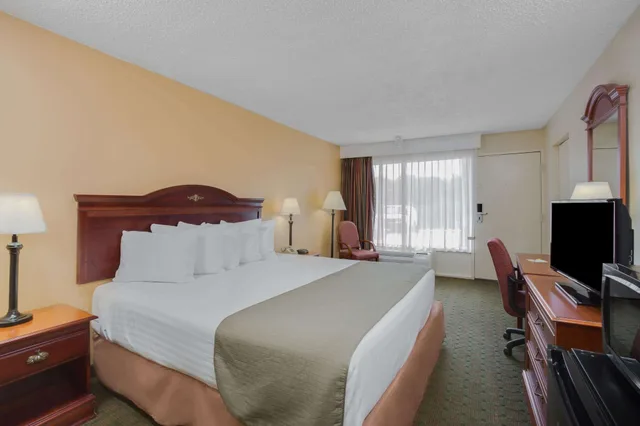 غرفة قياسية بسرير كينج للمدخنين، Days Inn by Wyndham Asheville West 1/6