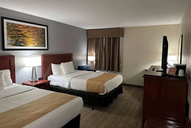 غرفة رباعية بسرير كوين، Baymont By Wyndham South Bend Notre Dame 1/1
