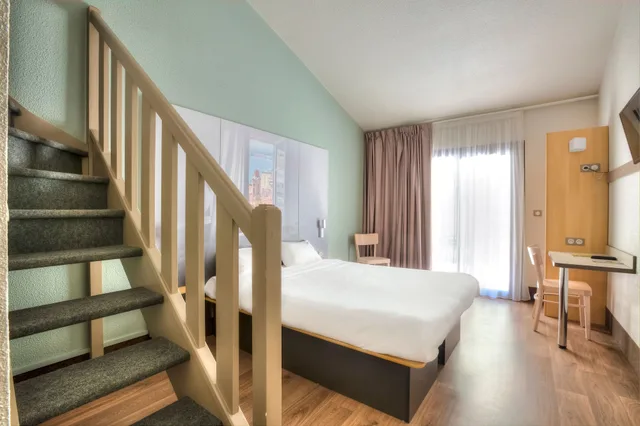 غرفة رباعية بسرير مزدوج وسريرين منفصلين، B&B Hotel Villeneuve Loubet Village 4/5