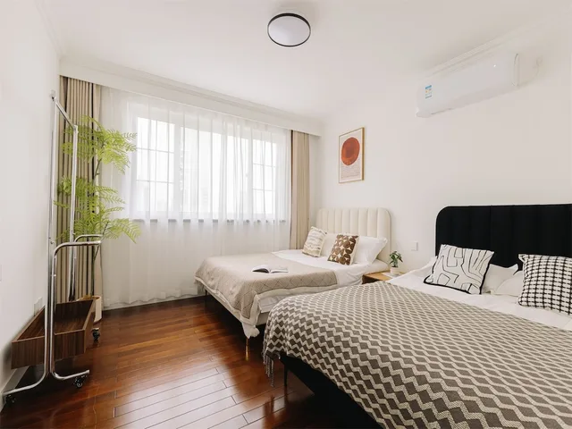 4 Bedrooms, Senior, Apartment, Futon Bed, 2 Queen Beds, City View, Bathtub, Book and Bed-People's Square 3/10