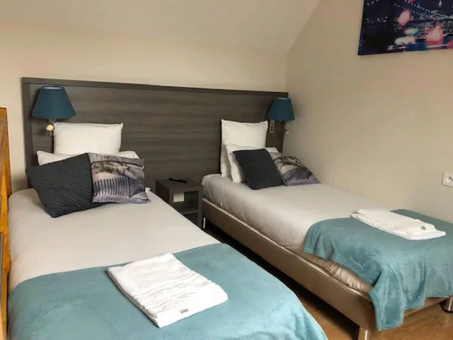 غرفة رباعية بسرير كوين وسريرين منفصلين، Hotel Le Saint - Patrice 1/4