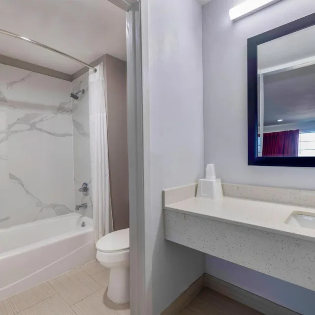 غرفة بسرير كينج لغير المدخنين، Motel6 Lake Charles, LA 9/10