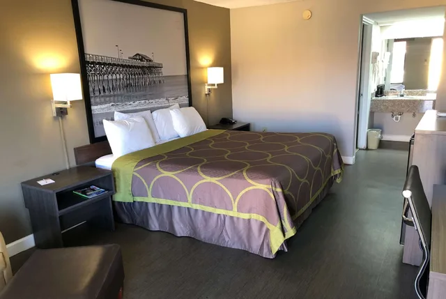 Room, King Bed, Super 8 By Wyndham Orangeburg 2/3
